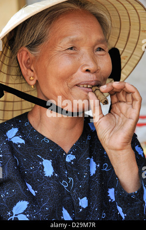 Alte Frau raucht eine Zigarre, Porträt, Nam Dong, Vietnam Stockfoto