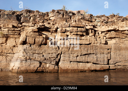 Gesteinsschichten am Ufer des Colorado River unten den Grand Canyon Arizona USA Stockfoto