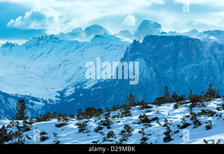 Herrliche Winterlandschaft Berg. Blick vom Rittner Horn (Italien) am Schlern Mount (rechts). Stockfoto