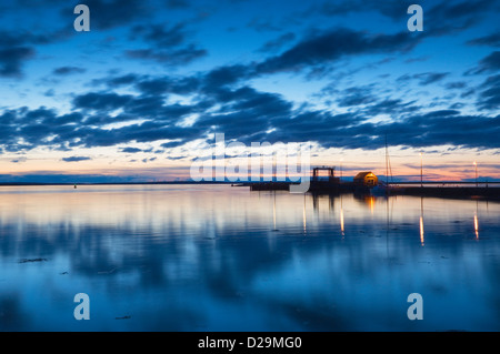 Sonnenuntergang über der Bucht und Steg, Whitehall Dorf, Stronsay, Orkney-Inseln. Stockfoto