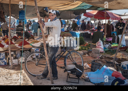 Mann und sein Fahrrad, Sonntagsmarkt, Berber Village, Taroudant, Marokko Stockfoto