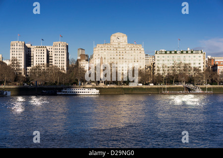 Damm, London, UK - Gebäude L R: The Adelphi, Shell Mex-Haus und Hotel Savoy Stockfoto