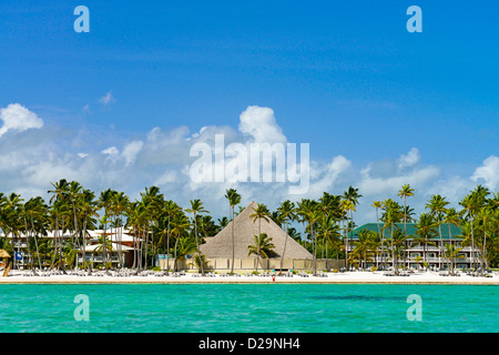 Hotels und kreisförmige Beachbar am Strand in Punta Cana, Dominikanische Republik Stockfoto