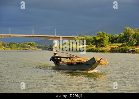 Boot mit Holz auf dem Parfüm-Fluss, Hue, Vietnam Stockfoto