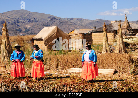 Dorfbewohner auf schwimmenden Insel, Titicacasee, Peru Stockfoto