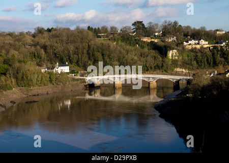 Chepstow ist eine Kleinstadt in Monmouthshire, berühmt für seine normannischen Burg und eiserne Brücke über den Fluss Wye. Stockfoto