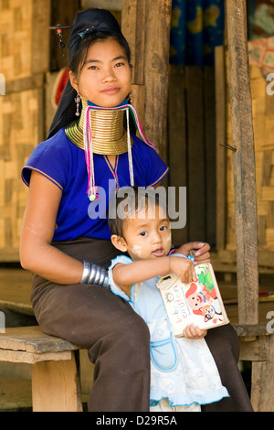 Karen Longneck Frau und Kind, Thailand Stockfoto