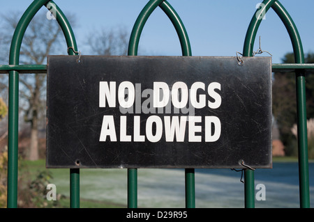 Keine Hunde erlaubt Zeichen im Park, UK Stockfoto