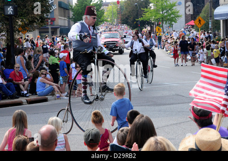 Riesenrad-Radfahrer In Parade, Janesville, Wisconsin Stockfoto