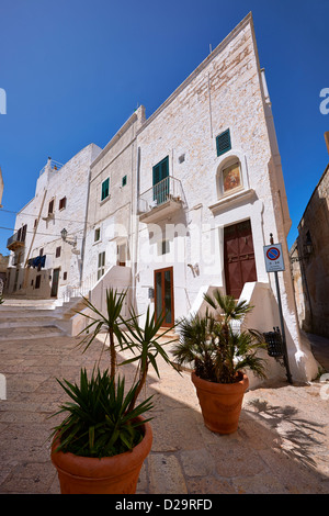 Die mittelalterlichen Gassen von Ostuni, die weiße Stadt, Apulien, Italien. Stockfoto