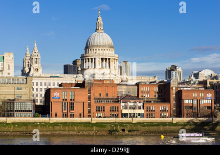 City of London School Gebäude und St Pauls Cathedral hinter London, UK Stockfoto