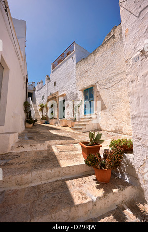 Die mittelalterlichen Gassen von Ostuni, die weiße Stadt, Apulien, Italien. Stockfoto