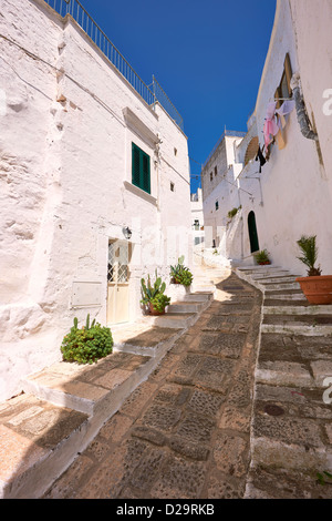 Die mittelalterlichen Gassen von Ostuni, die weiße Stadt, Apulien, Italien. Stockfoto