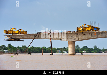 Neue Brücke im Bau über den Mekong River, Cai Be, Tien Giang Province, Vietnam Stockfoto