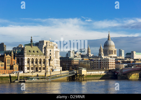 St Pauls Kathedrale, die Themse und die Stadt Gebäude, London, UK Stockfoto