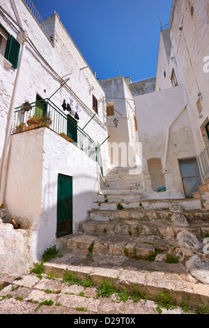 Die mittelalterlichen Gassen von Ostuni, die weiße Stadt, Apulien, Italien. Stockfoto