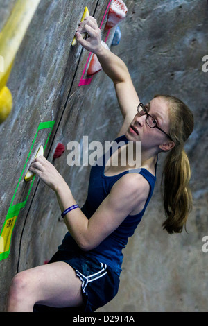 Eleanora Wright in 2012 Bouldern Jugend Divisonals konkurrieren. Stockfoto