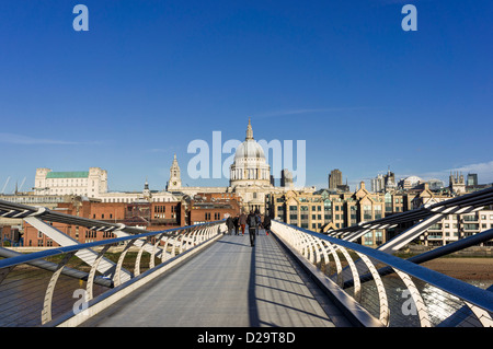 Millennium Bridge - Menschen gehen über die St Pauls Cathedral, London, England, Großbritannien Stockfoto