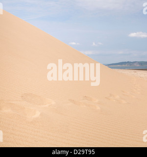 Nahaufnahme der Schritte auf einer Düne Sandstrand am Meer in Gower Halbinsel Wales Stockfoto