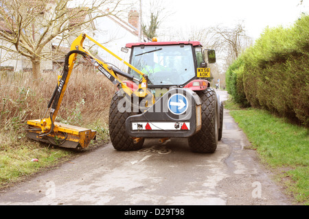 Großer Traktor Mähen die Grünstreifen in Bradley Stoke, Bristol, 17. Januar 2013 Stockfoto