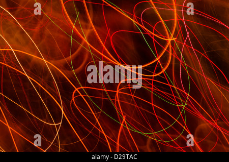 Rot und orange Lichtspuren vor schwarzem Hintergrund Stockfoto