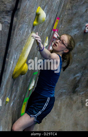 Eleanora Wright in 2012 Bouldern Jugend Divisonals konkurrieren. Stockfoto