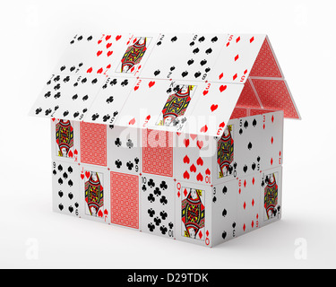 Kartenhaus auf weißem Hintergrund Stockfoto