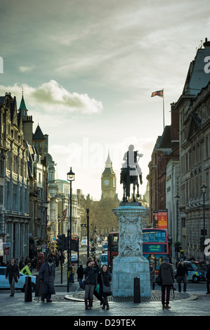 Auf der Suche der London Street von Whitehall in Richtung der Houses of Parliament, London, UK in den späten Nachmittag im Winter Stockfoto