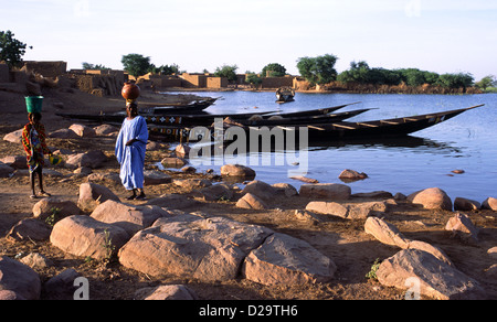 Pirogen am Fluss Niger in Mali, Westafrika. Stockfoto