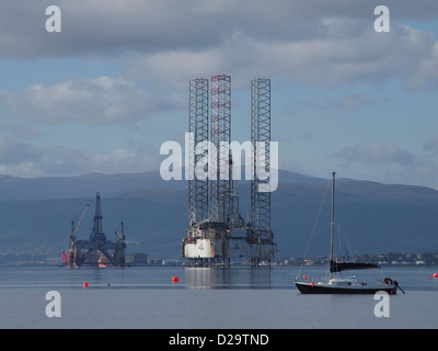 Bohrinseln und eine Yacht im Cromarty Firth, Schottland Stockfoto