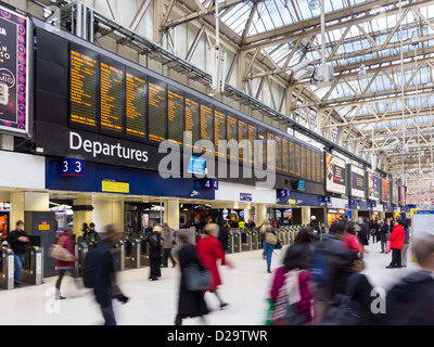 Waterloo Station, London, England, Großbritannien mit Pendlern Stockfoto
