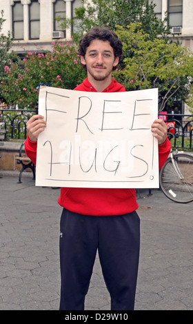 Porträt einer Gaukler halten Schild, FREE HUGS. In der Union Square Park, New York City. Stockfoto