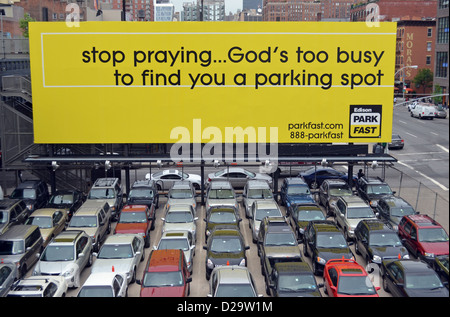 Lustige Zeichen auf einem Parkplatz Eleventh Avenue, New York City um West 30th Street Stockfoto