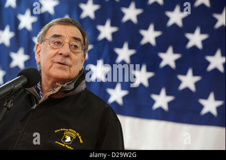 US-Verteidigungsminister Leon Panetta mit Truppen bei uns Army Garrison 17. Januar 2013 in Vicenza, Italien spricht.  Panetta ist auf eine sechs-Tage-Reise nach Europa, Führer und US-Truppen zu treffen. Stockfoto