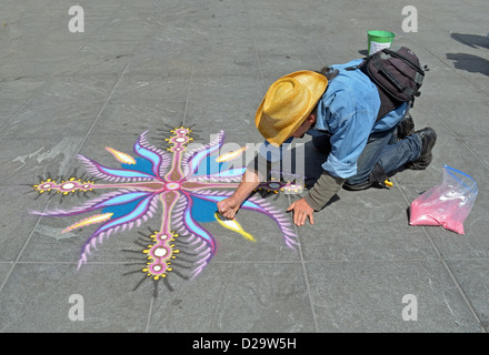 April 2012 Joe Mangrum Malerei mit Sand im Washington Square Park in Greenwich Village, NYC Stockfoto