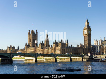 Houses of Parliament und Big Ben, London, England, UK - von der South Bank der Themse gesehen Stockfoto