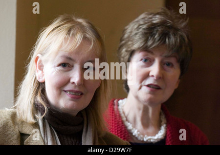 Die zurückgezogene Folk-Sängerin Mary Hopkin (links) mit ihrer Schwester Carole. Stockfoto