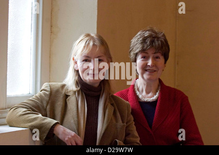 Die zurückgezogene Folk-Sängerin Mary Hopkin (links) mit ihrer Schwester Carole. Stockfoto