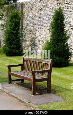 Holzbank in einem Park in Winchester, Hampshire, UK Stockfoto