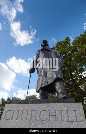 Bronzeskulptur der ehemalige britische Premierminister Sir Winston Churchill, erstellt von Ivor Roberts-Jones. Stockfoto