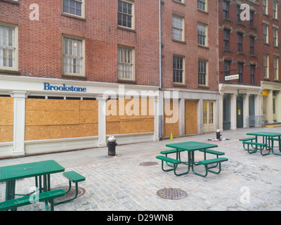 mit Brettern vernagelt Geschäfte am South Street Seaport Stockfoto