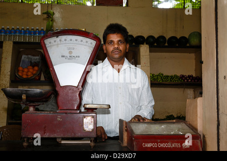 Ein unabhängigen Anbieter steht in seinem Supermarkt in Bangalore, Indien Stockfoto