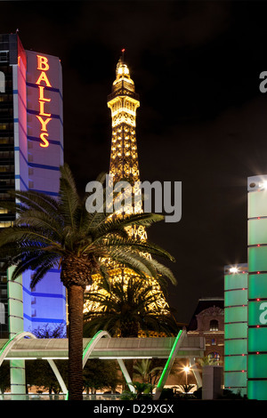 Eiffelturm Replik auf Las Vegas Blvd. bei Nacht-Las Vegas, Nevada, USA. Stockfoto