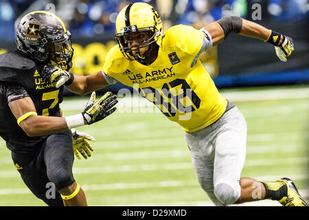 5. Januar 2013 San Antonio - SAN ANTONIO, TEXAS, USA - Christian COREY ROBINSON (rechts) versucht von Brentwood Academy JALEN RAMSEY im Alamodome Stadium zu trennen. (Kredit-Bild: © Marvin Pfeiffer/San Antonio Express-News/ZUMAPRESS.com) Stockfoto