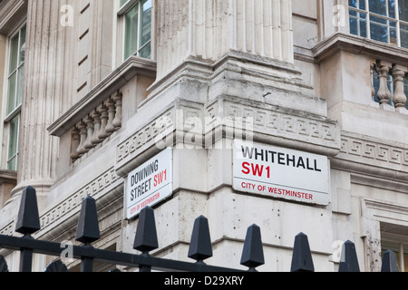 Straße Zeichen auf ein Gebäude an der Ecke der Downing Street und Whitehall, London. Stockfoto