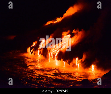 Lava fließt ins Meer in Kalapana aus einer Öffnung im Kilauea-Vulkan, Big Island, Hawaii Stockfoto