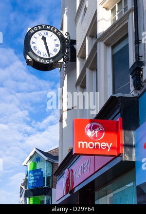Einer alten Nordfelsen Uhr über dem neuen Virgin Money-Schild. Stockfoto