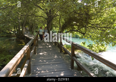 Elk192-2312 Kroatien, Krka Nationalpark, Besucher auf Promenade Stockfoto