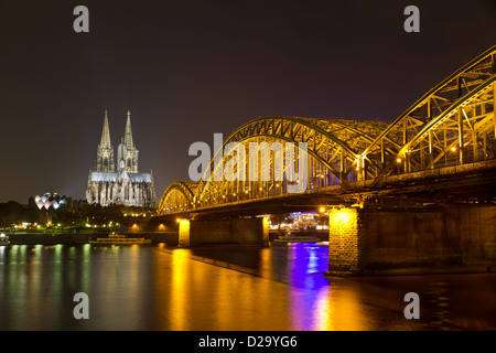 Kölner Dom und Hohenzollernbrücke bei Nacht, Köln (Köln), Deutschland Stockfoto