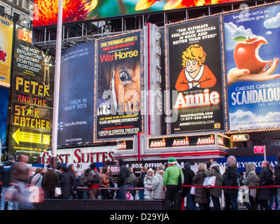 Touristischen Massen, TKTS Linie Vater Duffy Square, New York Stockfoto